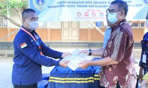 Penyerahan hasil tes dari Koordinator Tim BKN Regional XI Manado, Nasarudin kepada Pemda Kota Tidore, yang diterima Asisten Sekda Bidang Administrasi Umum Halil Achmad. (foto istimewah)