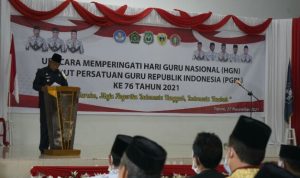 Wali Kota Ali Ibrahim saat membaca Pidato Menteri Nadiem di Peringatan HGN & HUT PGRI