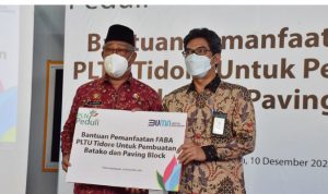 Penyerahan bantuan oleh PT PLN Wilayah Maluku dan Maluku Utara bertempat di halaman PT. PLN (Persero) Kelurahan Rum, Jum'at (10/12/2021).