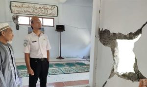 Bangunan masjid di Desa Ngidiho, Kecamatan Galela Barat, Kabupaten Halmahera Utara, Provinsi Maluku Utara, rusak akibat gempa dengan magnitudo 5 pada Senin (18-4-2022). (ANTARA-HO-BMKG)