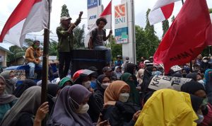 Massa BARATIB, aksi di depan Kantor Walikota Tidore Kepulauan, Senin, 11-4-2022
