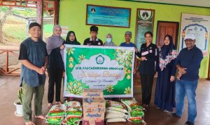 Penyerahan Sembako dari Pengurus IKA PASCA SARJANA kepada Pengurus Pondok Pesantren Tahfiz Hidayatullah