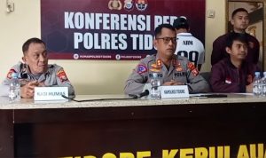 Kapolres Tidore, AKBP. Setyo Agus Hermawan, S.IK didampingi Kasi Humas Polres Tidore, Iptu. Irwansyah, saat konferensi pers Kasus penganiayaan wartawan Nurkholis Lamau, Sabtu (3/9/2022) [foto. Ist.)