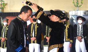 Sultan Ternate, Hidayatullah Sjah saat memebrikan gelar kepada Presiden Joko Widodo sebagai Kaicil Joko Widodo Dada Madopolo Lamo (Pangeran Bangsawa), Rabu (28/9/2022)