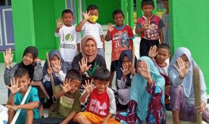 Ketua Kohati Cabang Tidore periode 2021-2022 bersama anak TPQ Insan Citra saat bakti sosial