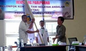 Ketua Sidang Majelis Pimpinan Rembug menyerahkan PATAKA KTNA Kepada Ketua Terpilih KTNA Periode 2021 – 2026 M Rahmi Husen