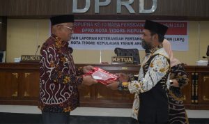 Walikota Tidore Kepulauan Ali Ibrahim menyerahkan LKPJ Pemerintah Daerah Kota Tidore Kepulauan Tahun 2022 Kepada Plt. Ketua DPRD Kota Tidore Kepulauan