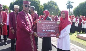 Walikota Tidore Kepulauan Capt, H. Ali Ibrahim saat memberikan menyerahkan insentif kepada guru honor [Foto. Ist