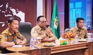 Sekprov Maluku Utara Samsuddin Abdul Kadir saat memimpin rapat bersama sejumlah pimpinan OPD, Senin (24/7/2023)