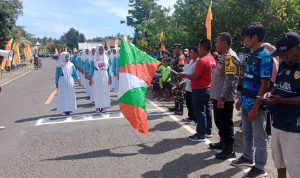 Camat Oba Safruddin Nasir melepas peserta lomba gerak jalan (foto/yk)