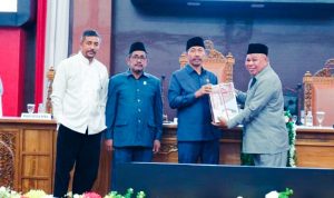 Penyerahan Dokumen KUA-PPAS 2024 oleh Wakil Gubernur Maluku Utara Al Yasin Ali kepada pimpinan DPRD (foto/humassetwan)