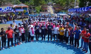 Walikota Tidore Kepulauan bersama Wakil Walikota Tidore Kepulauan foto bersama dengan para penari usai geladi bersih (1)