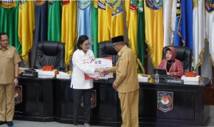 Walikota Tidore Kepulauan Capt. H. Ali Ibrahim, MH Menerima Penghargaan Dana Insentif Fiskal Kinerja Tahun Berjalan Kategori Pengendalian Inflasi Daerah Yang Di Serahkan