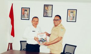 Kepala Perwakilan BPKP Malut Tri Wibowo Aji menyerahkan LHP Tahun 2023 ke Sekprov Samsuddin A. Kadir, Senin (26/2/2024)