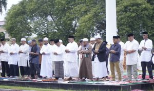 Plh. Sekda Yakub Husain dan Para Pimpinan OPD Melaksanakan Sholat Idul Adha 1445 H di Halaman Kantor Wali Kota Tidore.