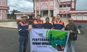 Penyerahan hewan kurban oleh PT Feni Haltim ke beberapa tempat