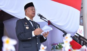 Walikota Tidore Kepulauan Capt. H. Ali Ibrahim, MH menyampaikan sambutan sekaligus melakukan pemotongan tumpeng pada acara sukuran HUT Bhayangkara ke-78 di halaman kantor Walikota, Senin (172024).j