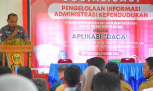 Staf Ahli Wali Kota Bidang Ekonomi Pembangunan dan Keuangan Abdul Hakim Abjam memberikan sambutan pada Sosialisasi Pengelolaan Informasi Administrasi Kependudukan yang diselenggarakan Dinas Dukcapil Kota Tidore.