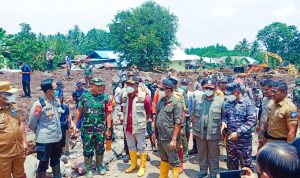 Menko PKM Muhadjir Effendy, Kepala BNPB Letjen Suhartoyo, dan Pj Gubernur Malut Samsuddin A. Kadir serta unsur dari TNI/Polri saat mengunjungi lokasi banjir di Kelurahan Rua, Kota Ternate, Selasa (27/8/2024). Foto/HL
