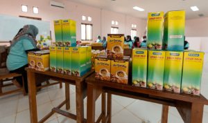 Kelompok binaan Harita Nickel di Desa Kawasi berhasil mengolah buah pala yang merupakan komoditas unggulan Maluku Utara menjadi aneka minuman dan jajanan khas dari Pulau Obi