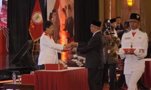 Wali Kota Tidore Kepulauan, Capt H. Ali Ibrahim didampingi Kepala Badan Kesbangpol Kota Tidore Drs. Muslihin, dan Purna Paskibraka Julfian N. M. Noval menerima duplikat Bendera Pusaka dari BPIP.