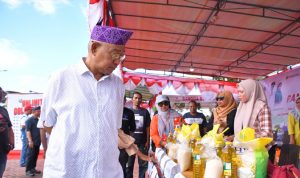 Walikota Tidore Kepulauan Capt. H. Ali Ibrahim, MH meninjau Stand UKM pekan Budaya Kota Rempah di pelataran Pantai Tugulufa, Kamis (8/8/2024).