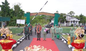 Penyambutan Danrem 152Baabullah, Brigjen TNI Enoh Solehudin bersama Ketua Persit Kartika Chandra Kirana (KCK) Koorcab Rem 152 PD XVPattimura Ny. Wahyu Podang Kencanawati Enoh Solehudin di Kodim 1505 Tidore.
