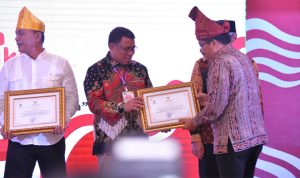 Sekretaris Daerah Kota Tidore Kepulauan H Ismail Dukomalamo, menerima Penghargaan dari Kemendagri atas Dukungannya Dalam rangka pembagian 10 juta Bendera Merah Putih pada Tahun 2024. Sabtu (3182025).