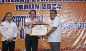 Sekretaris Daerah Kota Tidore Kepulauan, Ismail Dukomalamo mewakili Walikota menerima penghargaan Kemkumham Wilayah Maluku Utara yang diserahkan oleh Kepala Pusat Pembudayaan Pusat, Sofyan (tengah).