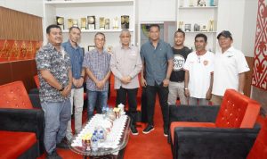 Walikota Tidore Kepulauan Capt. H. Ali Ibrahim saat bertemu dengan Tim Malut United terkait dukungan Pemerintah Daerah pada Liga Sepak Bola U-16, U-18, & U-20 di Ruang Rapat Walikota, Jumat (3082024)..