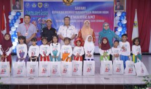 Foto bersama usai penyerahan Paket Olahan Ikan kepada Siswa PAUD Kota Tidore Kepulauan