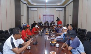 Rapat Match Coordination Meeting ( Technical Meeting ) Liga EPA (Elit Pro Akademi bersama Perwakilan TIM dari MALUT UNITED FC dan PERSIK KEDIRI di ruang rapat Sekda Kantor Walikota Tidore Kepulauan, Jum'at (2792.