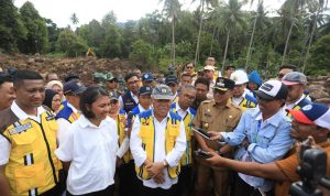Kunjungan Menteri PUPR Basuki Hadimuljono didampingi, Anggota Komisi V DPR R Irene Yusiana Roba Putri, Wali Kota Ternate, M. Tauhid Soleman, dan Koordinator UPT Kementerian PUPR Maluku Utara, Kalpin Nur, meninjau langsung lokasi kalimati di Kelurahan Rua, Selasa (03/9/2024). Foto/BWS Malut