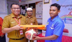 Sekretaris Daerah Kota Tidore Kepulauan H. Ismail Dukomalamo selaku Ketua Koni Kota Tidore Kepulauan menyerahakan secara simbolis Bantuan Sarana Olahraga Kepada Cabang Olahraga Tahun 2024 di Kantor Dispora