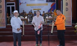 Sekretaris Daerah Ismail Dukomalamo bersama Kepala Pelaksaana BPBD Kota Tidore Kepulauan Muhammad Abubakar dan Rektor Nuku melakukan pemukulan dolo-dolo sebagai tanda dibukanya kegiatan Senam dan Debat.