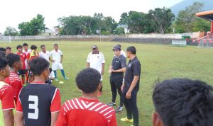 Tim Malut United FC Usia 16 menerima kunjungan sekaligus memperoleh materi dari Ekkono Soccer Service, Barcelona, Spanyol, Miquel Noguera Grifol didampingi Moch Syaifuddin selaku penerjemah, Selasa (1/10/2024).