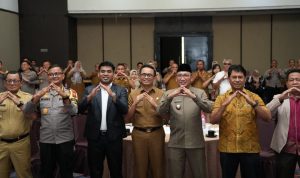 Penyerahan penilaian penyelenggaraan pelayaan publik dari Ombudsman RI ke Pemprov Maluku Utara dan Pemda 10 kabupaten/kota, Senin (16/12/2024). Foto/Haliyora.id