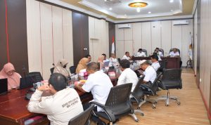 Asisten Sekda Bidang Perekonomian dan Pembangunan Taher Husain, S.IP memberikan arahan pada Rapat Pembahasan Rancangan Peraturan Walikota tentang Zona Bebas Sampah di Wilayah Kota Tidore Kepulauan.