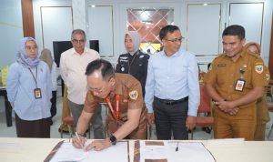 Direktur RSD Kota Tidore Kepulauan, dr. Fajar Puji Wibowo Saat Menandatanganan Perjanjian Kerja Sama dengan Kejaksaan Negeri Kota Tidore Kepulauan Tentang Bantuan Hukum, Pertimbangan Hukum dan Tindakan Hukum Lain