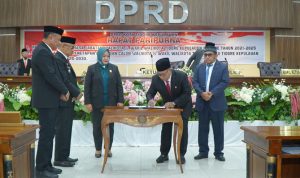 Penandatanganan Berita Acara Pengumuman Akhir Masa Jabatan Walikota dan Walikota Tidore Kepulauan Periode 2021-2025, oleh Pimpinan DPRD yang disaksikan oleh Walikota dan Wakil Walikota Tidore Kepulauan.