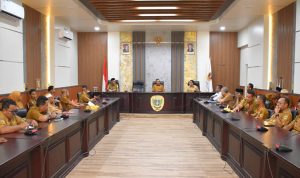 Wali Kota Tidore Kepulauan Muhammad Sinen, SE memimpin Rapat Persiapan Pengembangan dan Peresmian Sentra IKM Kelapa Terpadu Akelamo di Ruang Rapat Wali Kota, Senin (2432025).