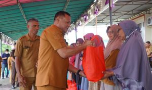 Wali Kota Tidore Kepulauan Muhammad Sinen, SE menyerahkan bantuan Sosial berupa paket Bahan Kebutuhan pokok gratis kepada penerima di kantor Kecamatan Tidore Utara.