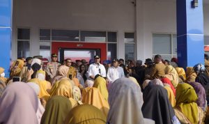 Walikota Tidore Kepulauan Muhammad Sinen, SE didampingi Wakil Walikota Tidore Kepulauan Ahmad Laiman, S.Sos menyampaikan arahan saat tiba di pelabuhan Speed Rum..