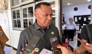 Wali Kota Tidore Kepulauan, Muhammad Sinen, saat diwawancarai awak media pada Senin (14/ 04/2025).