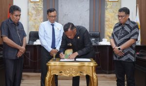 Pemerintah Kota Tidore Kepulauan dengan Kejaksaan Negeri Tidore Kepulauan, lakukan penandatangan Nota Kesepakatan (MoU) Bidang hukum, Kamis (24/4/2025).