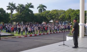 Wali Kota Tidore Kepulauan Muhammad Sinen, SE memimpin Apel gabungan ASNNon ASN pasca libur dan Cuti bersama, di Halaman Kantor Wali Kota Tidore.