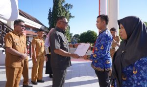 Wali Kota Tidore Kepulauan Muhammad Sinen, SE didampingi Wakil Wali Kota Ahmad Laiman S. Sos menyerahkan SK 80% dan SK Perpanjangan secara simbolis kepada CPNS dan PPPK usai memimpin Apel gabungan