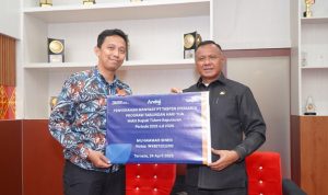 Wali Kota Tidore Kepulauan Muhammad Sinen, SE menerima Tunjangan Hari Tua Jabatan Wakil walikota Dari Taspen di Ruang Kerja Walikota. Kamis (24/4/2025).