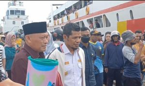 Wakil Gubernur Maluku Utara, Sarbin Sehe memantau pergeraka arus balik lebaraan idul fitri di pelabuhan A Yani Ternate, Malku Utara, Minggu,(06/04/2025)
