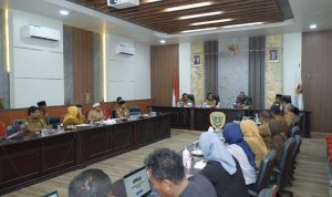 Walikota Tidore Kepulauan, Muhammad Sinen, SE memberikan arahan pada Rapat Persiapan keikutsertaan Kota Tidore pada Musyawarah Nasional (Munas) Ke-VII APEKSI Tahun 2025 di ruang rapat Walikota.
